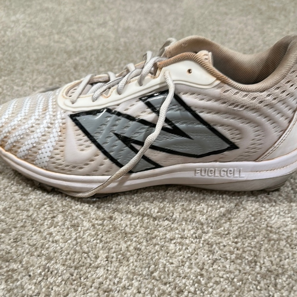 New Balance White Metal Spike Baseball Cleats – Size 7.5